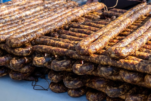 Una pila de salchichas en una mesa