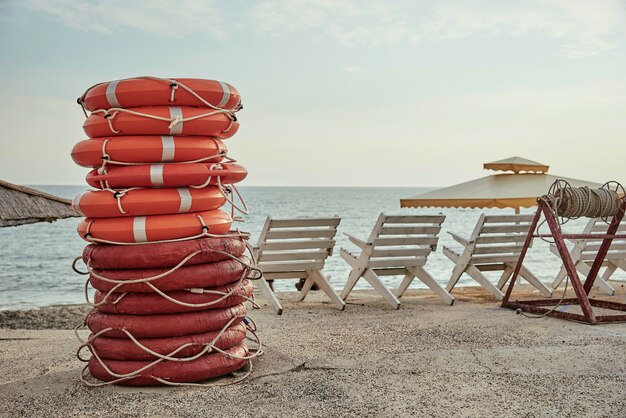 Una pila de salvavidas en la playa.