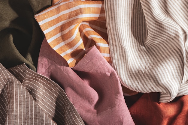 Pila de servilletas multicolores de algodón y lino