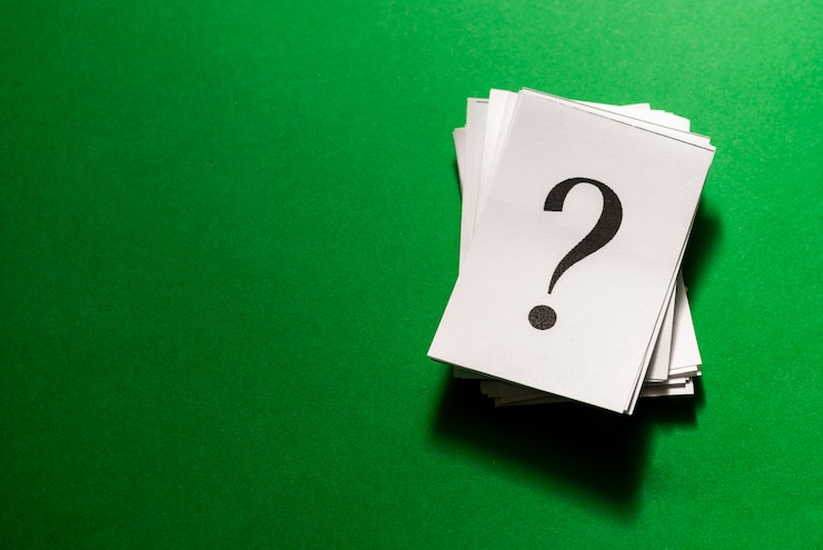 Foto pila de signos de interrogación apilados impresos en papel