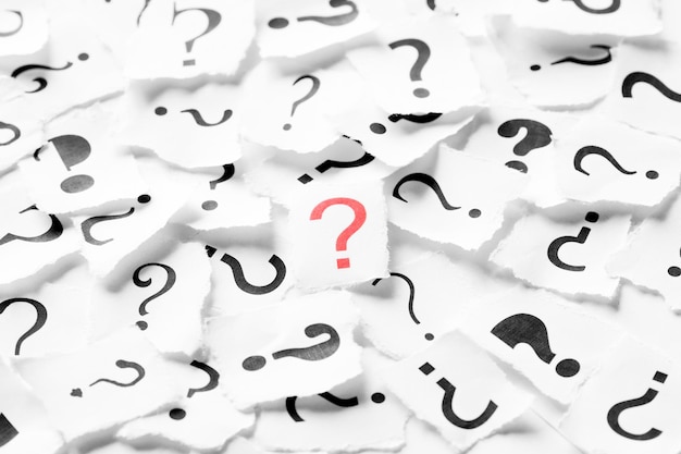 Una pila de signos de interrogación esparcidos por todas partes