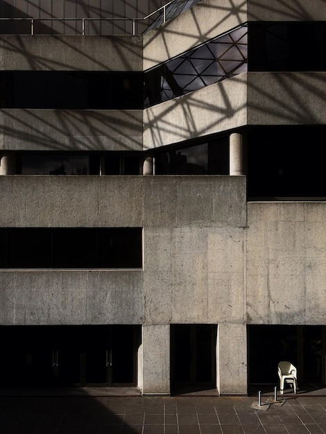 Foto la pila de sillas en el edificio del centro de artes