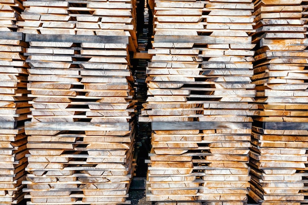 Pila de tablas de madera en el aserradero