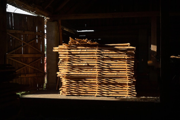 Pila de tablas de madera cortadas en el trabajo de carpintero del taller de carpintería