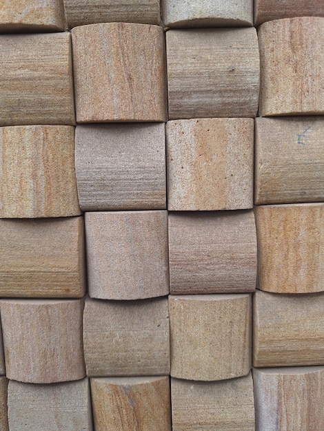 una pila de tablas de madera que están hechas de madera.