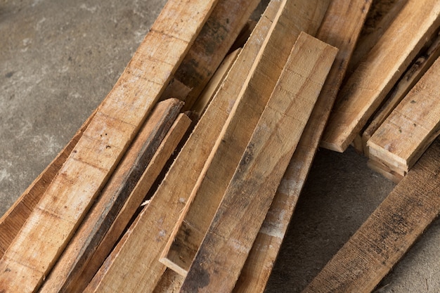 Una pila de tablón de madera fresca