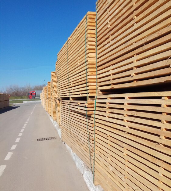 Pila de tablones de madera en el aserradero