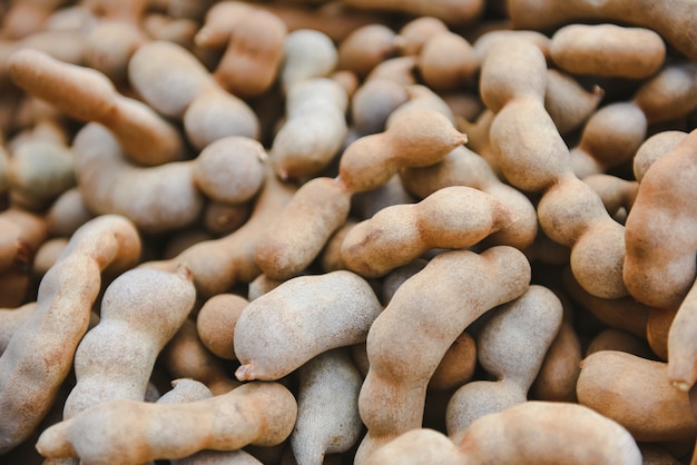 Pila de tamarindo dulce para la venta en el mercado de frutas. textura de tamarindo fresco