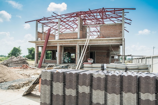 Foto pila de tejas para construir una nueva casa en el sitio de construcción