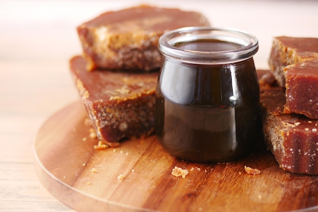 Pila de terrón de azúcar de caña tradicional jaggery en la mesa