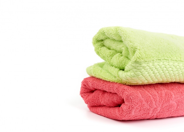 Pila de toallas de algodón de colores dobladas