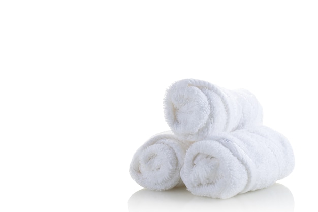 Pila de toallas spa blanco aislado sobre fondo blanco