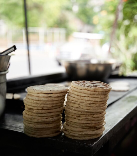 Foto una pila de tortillas de maíz hechas a mano listas para ser servidas