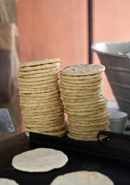 Foto una pila de tortillas de maíz hechas a mano listas para ser servidas