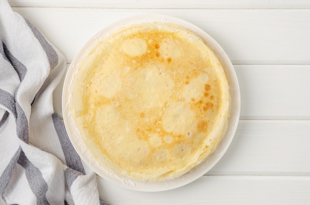 Pila de tortitas finas o crepes en un plato con miel y crema agria Comida para Maslenitsa Espacio de copia