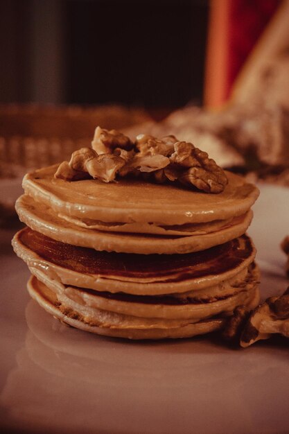 Una pila de tortitas con nueces en almíbar