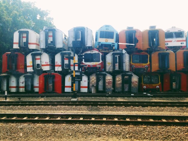 Foto una pila de trenes contra un cielo despejado