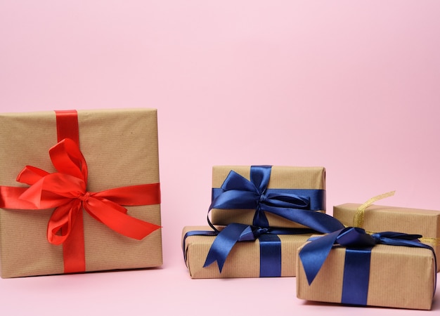 Pila de varias cajas de regalo sobre un fondo rosa, telón de fondo festivo