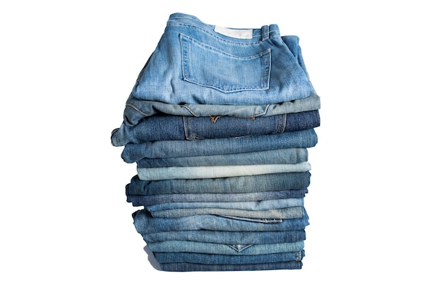 Pila de varios tonos de jeans azules Jeans apilados aislados sobre fondo blanco Banner de textura de jeans de mezclilla azul con espacio de copia para fondo de diseño de texto Textura de moda de mezclilla de lona