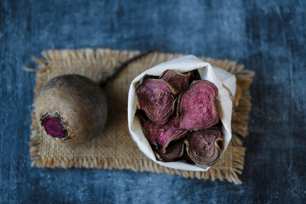 Pila vegetariana de chips de remolacha saludable en bolsa textil