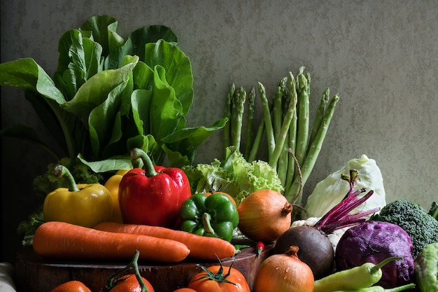 Pila de verduras frescas en la esquina de la cocina.