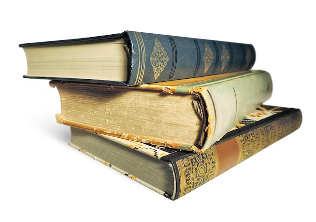 Una pila de viejos libros contra un fondo blanco