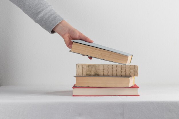 Foto pila de viejos libros rústicos vintage con la mano