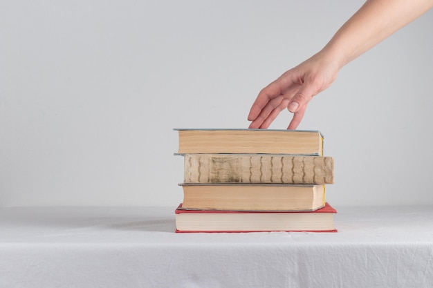 Pila de viejos libros rústicos vintage con la mano