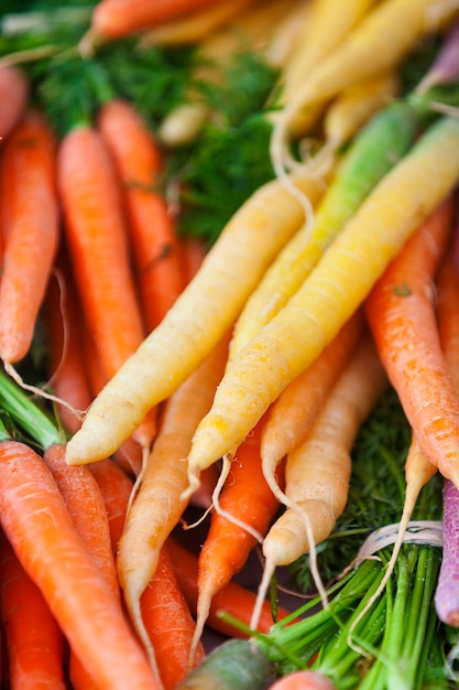 Pila de zanahorias coloridas en un puesto en el mercado