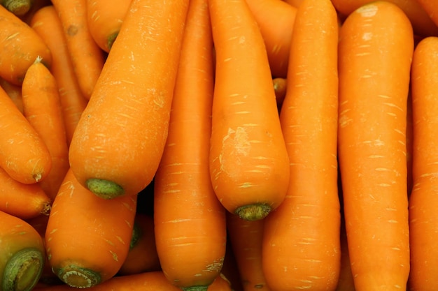 Pila de zanahorias frescas de color naranja vibrante que se venden en el mercado