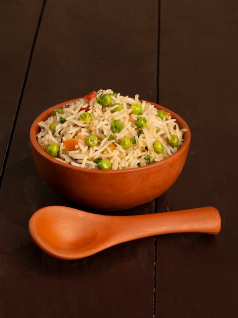 Pilaf de arroz basmati o pulav con guisantes y verduras