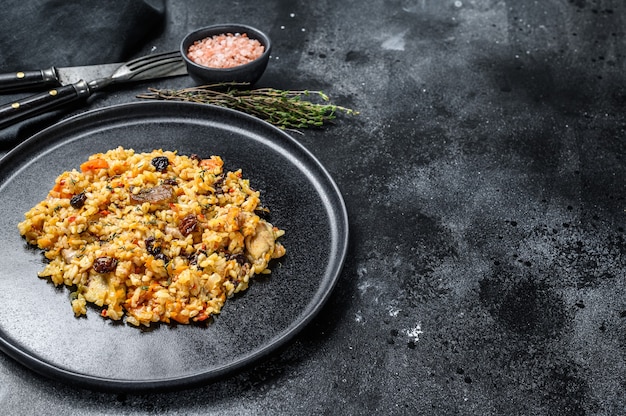 Pilaf de arroz con carne de cordero y verduras en un plato