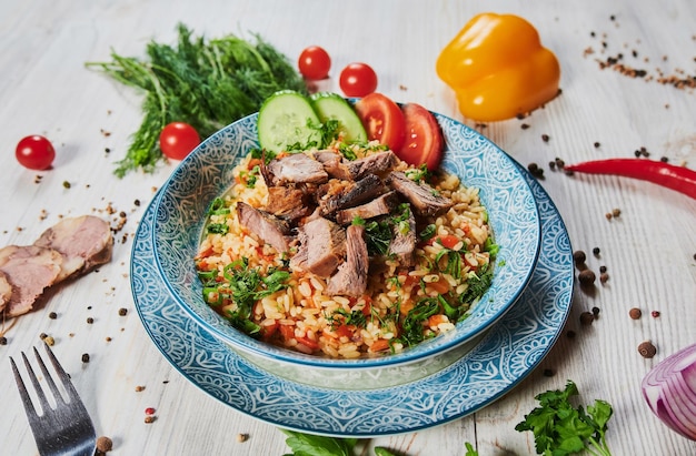 Pilaf de arroz con carne de cordero y verduras