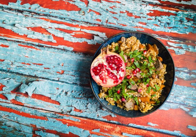 Pilaf de arroz con carne, garbanzos y verduras