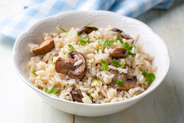 Pilaf de arroz con champiñones, nombre turco; Mantarli pirinc pilavi.