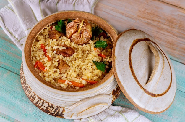 Pilaf de arroz con cordero, zanahorias, ajo y especias indias.