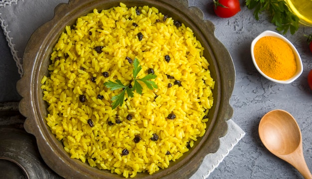 Pilaf de arroz de cúrcuma. Arroz hecho con cúrcuma y grosellas. Nombre turco; Zerdecalli pirinc pilavi