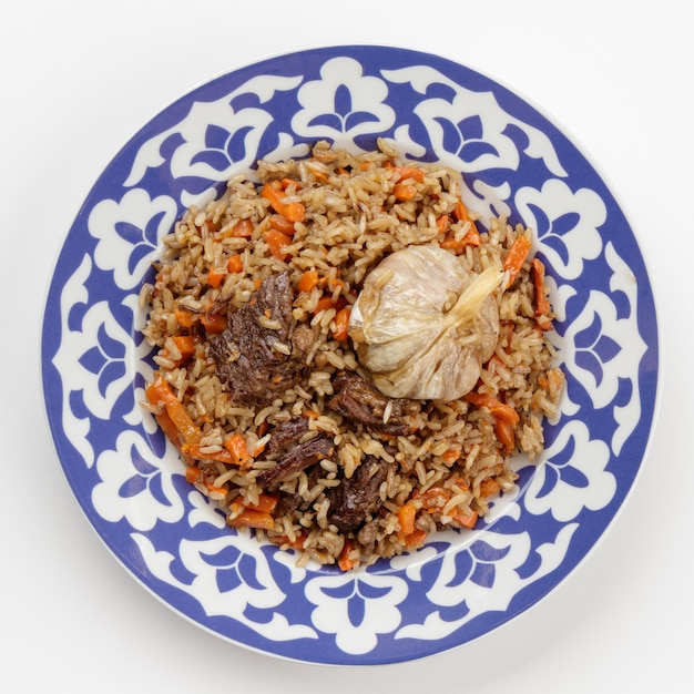 Pilaf de arroz uzbeko oriental en plato tradicional