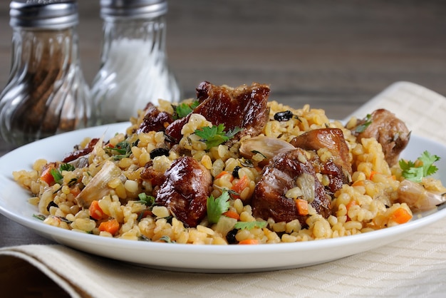 Pilaf de bulgur con carne, verduras y agracejo