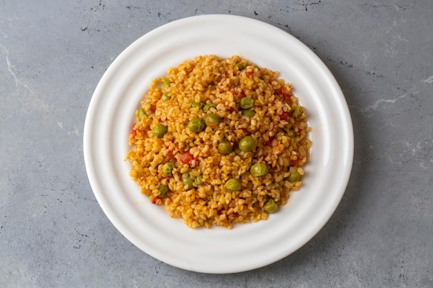 Pilaf de bulgur con guisantes nombre turco Bezelyeli bulgur pilavi