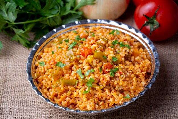 Pilaf de bulgur turco tradicional con salsa de tomate en plato Nombre turco meyhane pilavi