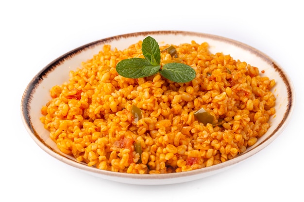 Pilaf de bulgur turco tradicional con salsa de tomate en plato Nombre turco meyhane pilavi