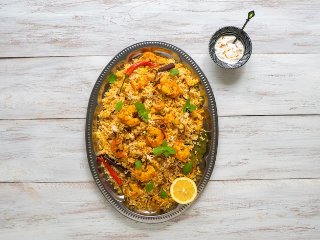 Pilaf con camarones. Gambas sabrosas y deliciosas biryani, vista superior, espacio de copia