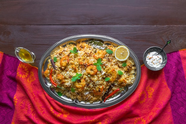 Pilaf con camarones. Gambas sabrosas y deliciosas biryani, vista superior, espacio de copia