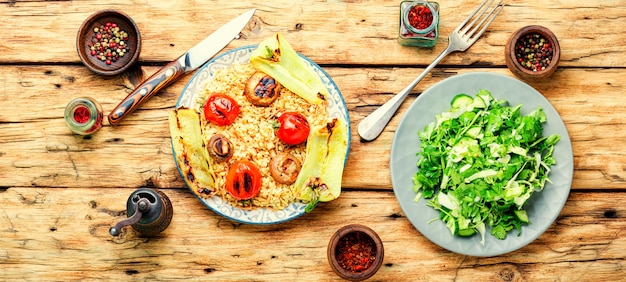 Pilaf clássico turco com macarrão. Arroz turco, arroz grelhado com legumes. Pratos árabes