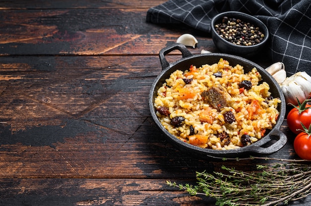 Pilaf en una cocina pan centroasiática Plov