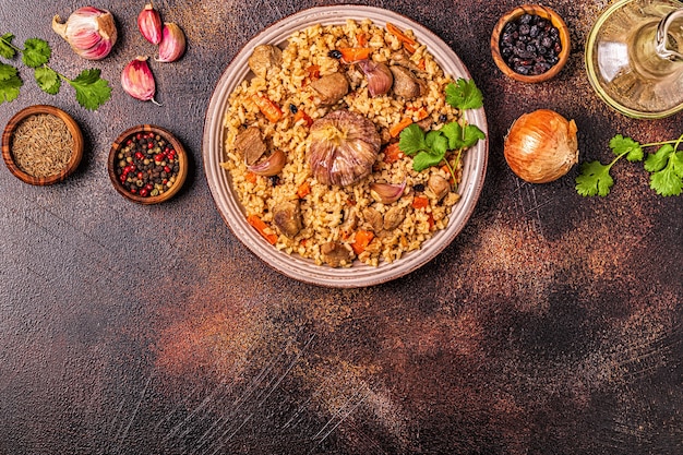 Pilaf com carne, legumes e especiarias, vista superior.