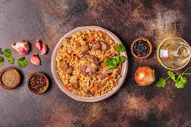 Pilaf com carne, legumes e especiarias, vista superior.