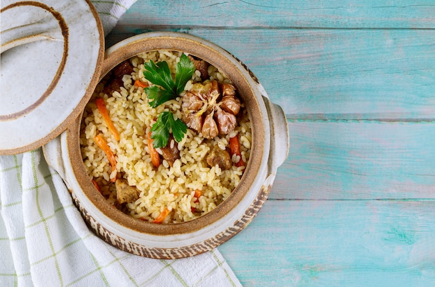 Pilaf com cenoura, alho e carne.