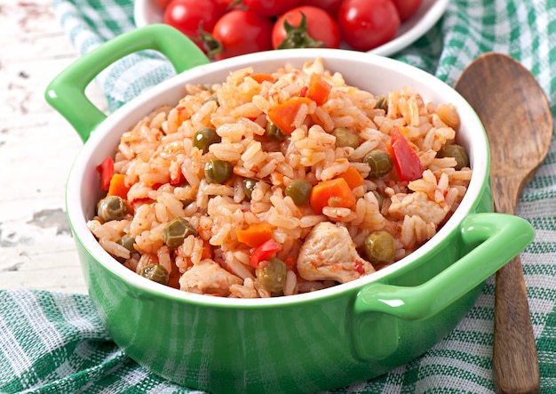 Pilaf com frango, cenoura e ervilhas verdes